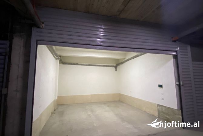 Pallatet e verdha jepet ambjent biznesi+2 garazhe me qera