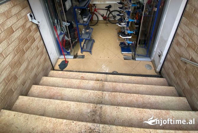 Ambiente Commerciale in Vendita 1+1 a Tirana - 240,000 Euro