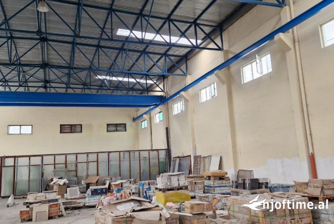 Ambiente Commerciale in Affitto 3+1 a Tirana - 5,000 Euro