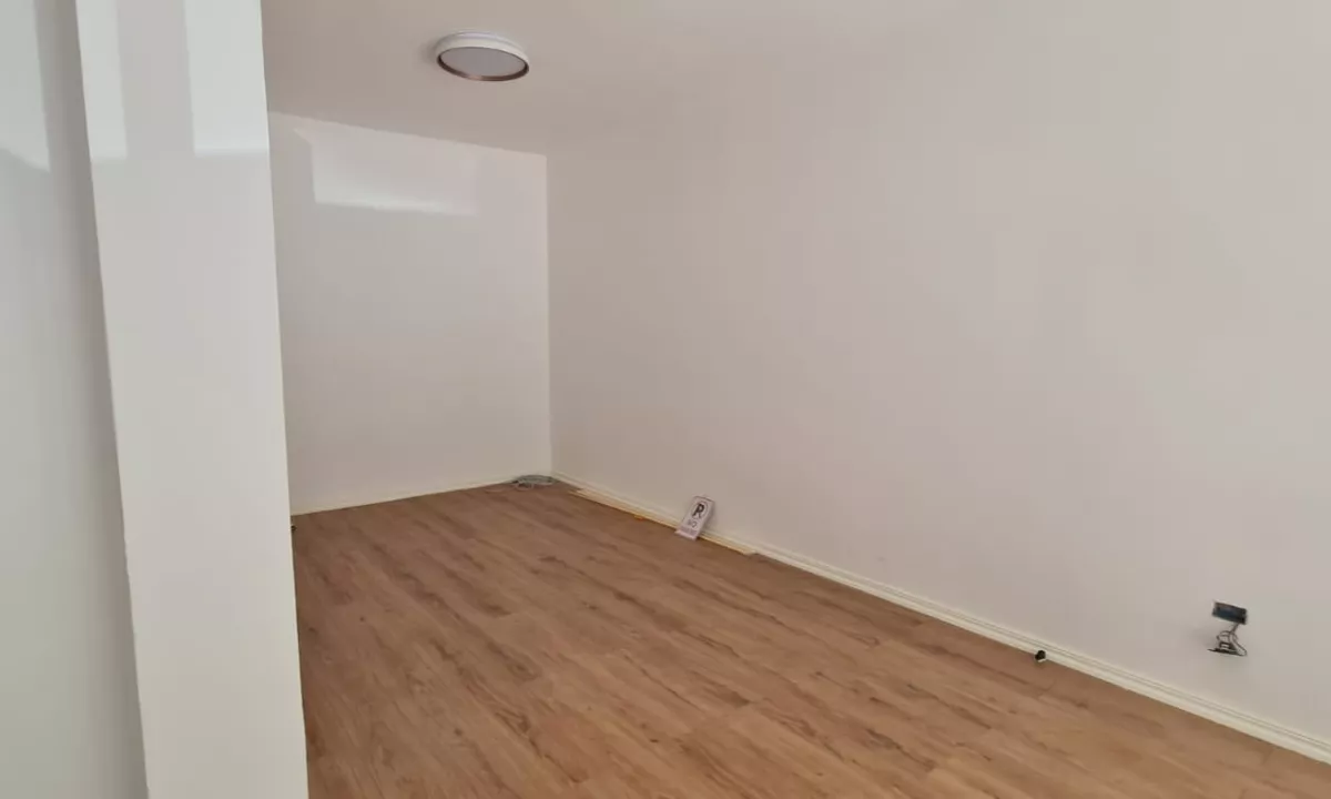 Komuna parisit , dyqan okazion