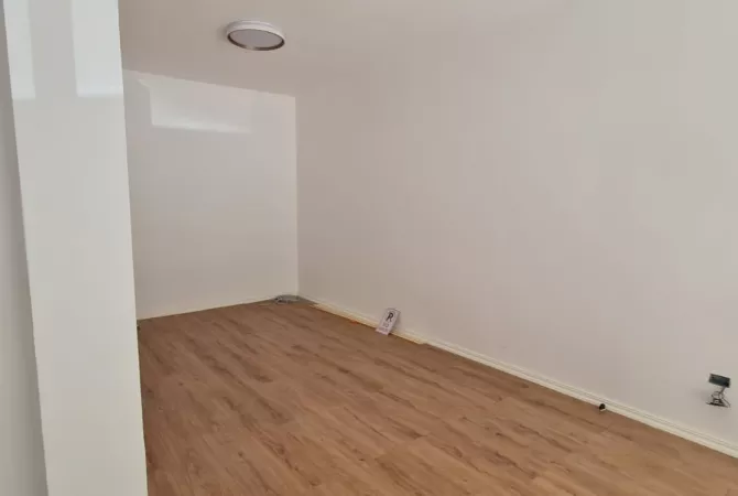 Komuna parisit , dyqan okazion