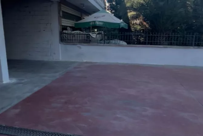 Kamez , ambjent biznesi me qera