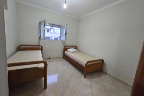 Komuna parisit 2+1 per qera Kika 1