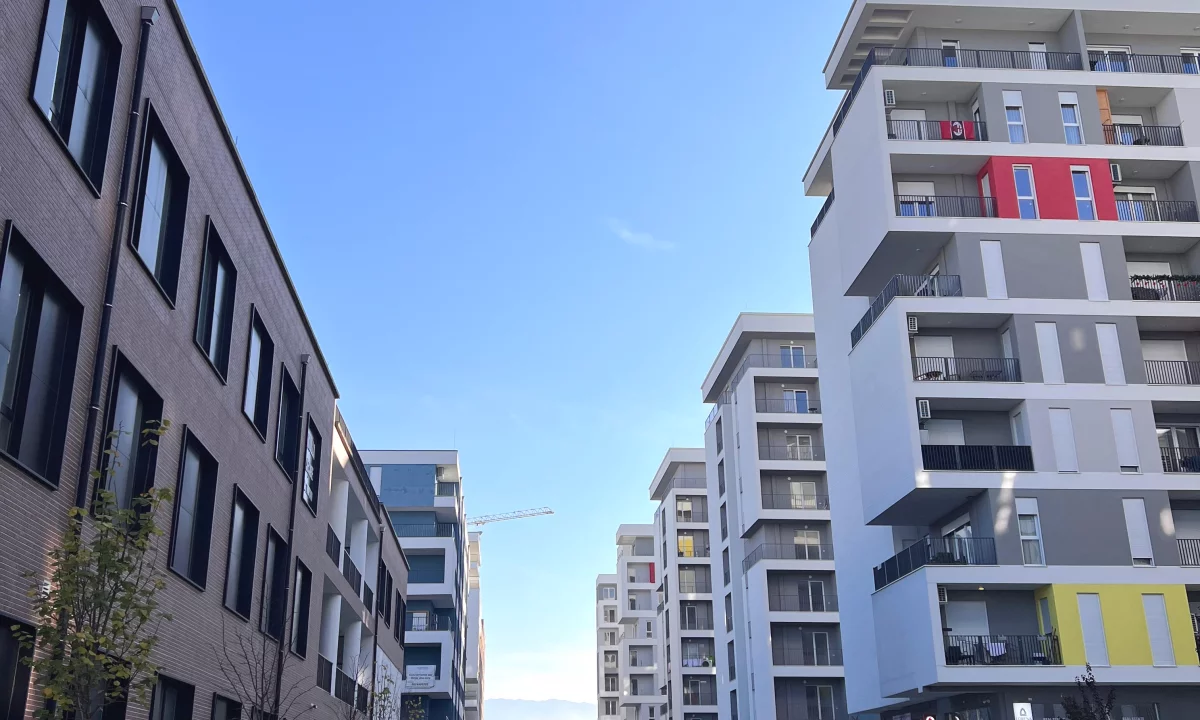 Shtepi ne shitje Apartament ne Tirane, 2+1, Mobilimi Bosh, pa mobiluar, Pagesa 99,600  Euro.