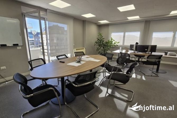 Ambiente Commerciale in Affitto 3+1 a Tirana - 3,290 Euro