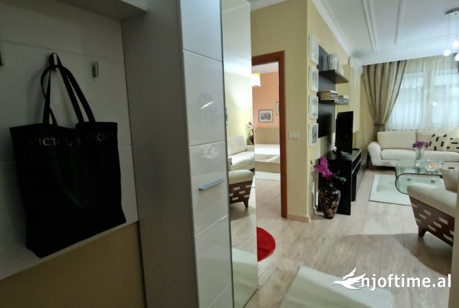 Shtepi me qera Apartament ne Tirane, 1+1, Mobilimi E mobiluar, Pagesa 800  Euro.