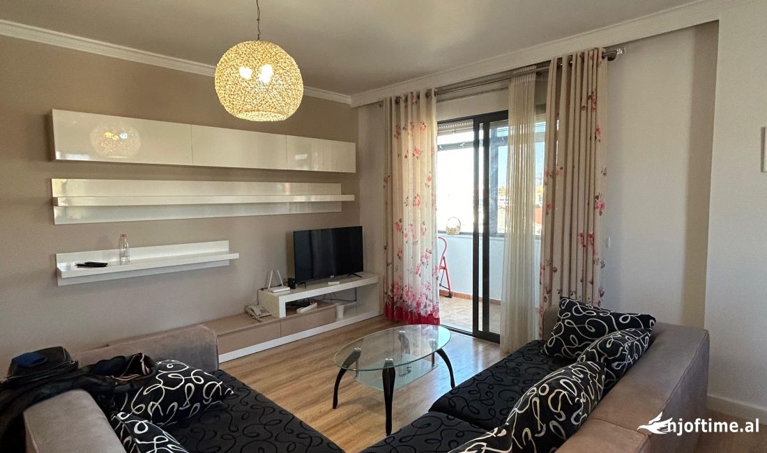 Shtepi me qera Apartament ne Tirane, 3+1, Mobilimi E mobiluar, Pagesa 900  Euro.