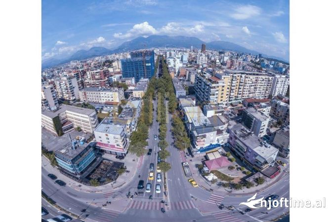 Shitet Apartament 2+1 Ish Parku i Autobusave Tirane.