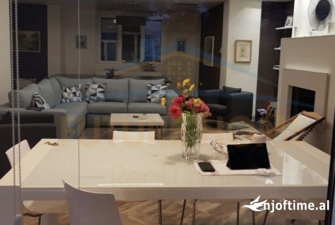 Shtepi ne shitje Vila Luksoze ne Durres, 3+1, Mobilimi E mobiluar, Pagesa 750,000  Euro.