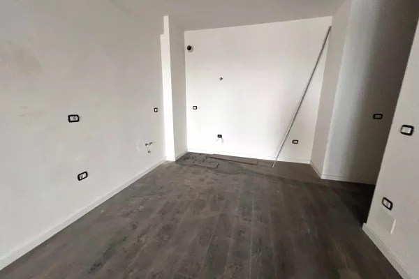 Shtepi ne shitje Apartament ne Tirane, 2+1, Mobilimi Bosh, pa mobiluar, Pagesa 220,000  Euro.