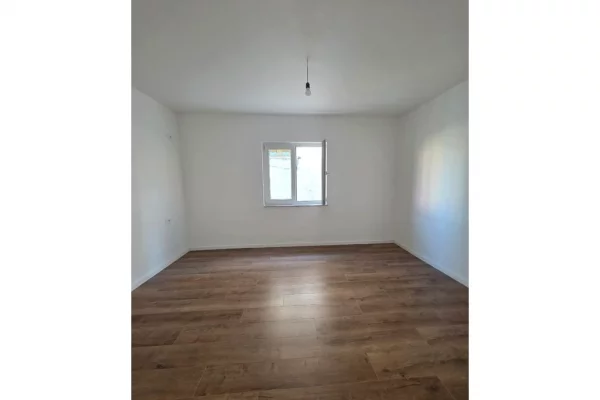 Shtepi ne shitje Apartament ne Tirane, 1+1, Mobilimi Bosh, pa mobiluar, Pagesa 145,000  Euro.