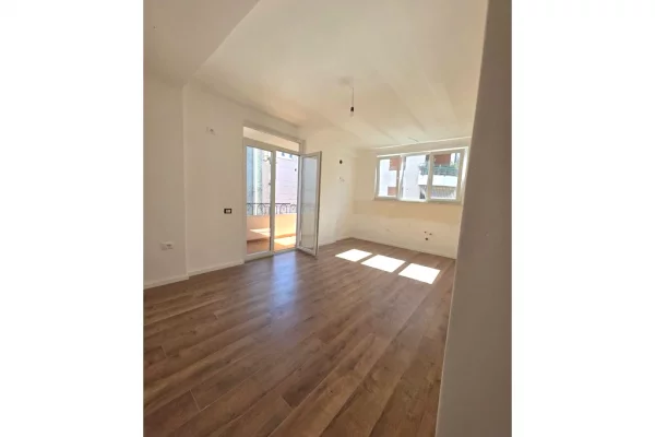 Shtepi ne shitje Apartament ne Tirane, 1+1, Mobilimi Bosh, pa mobiluar, Pagesa 145,000  Euro.