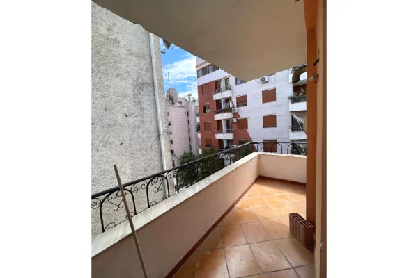 Shtepi ne shitje Apartament ne Tirane, 1+1, Mobilimi Bosh, pa mobiluar, Pagesa 145,000  Euro.