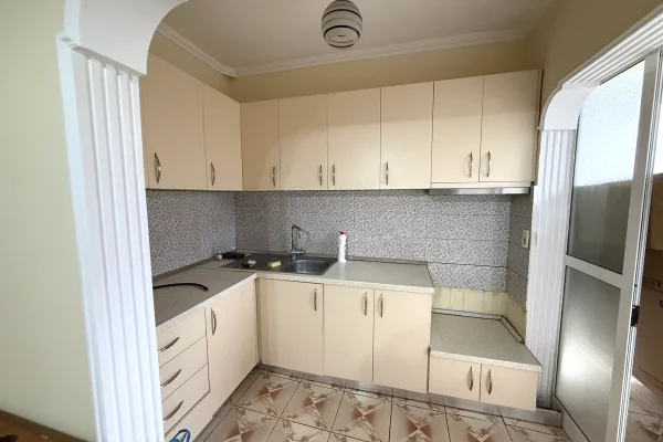 Shtepi ne shitje Apartament ne Tirane, 1+1, Mobilimi Pjeserisht e mobiluar, Pagesa 115,000  Euro.