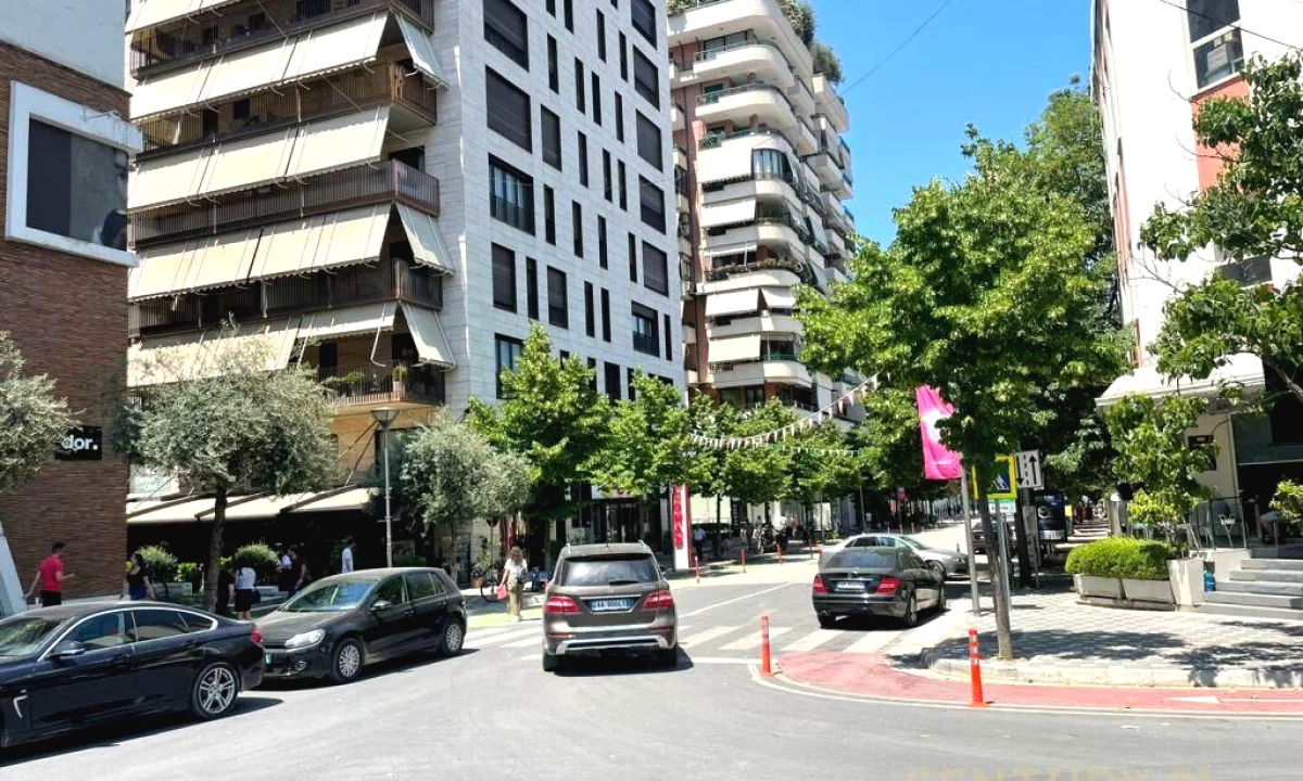 Shtepi me qera Apartament ne Tirane, 3+1, Mobilimi Bosh, pa mobiluar, Pagesa 1,000  Euro.