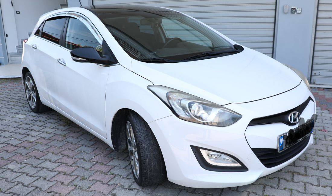 Jepet me qera Hyundai i30 duke filluar nga 30 euro ne dite. Aeroport Tirane