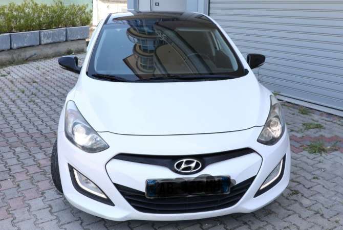 Jepet me qera Hyundai i30 duke filluar nga 30 euro ne dite. Aeroport Tirane