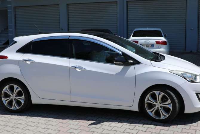 Jepet me qera Hyundai i30 duke filluar nga 30 euro ne dite. Aeroport Tirane