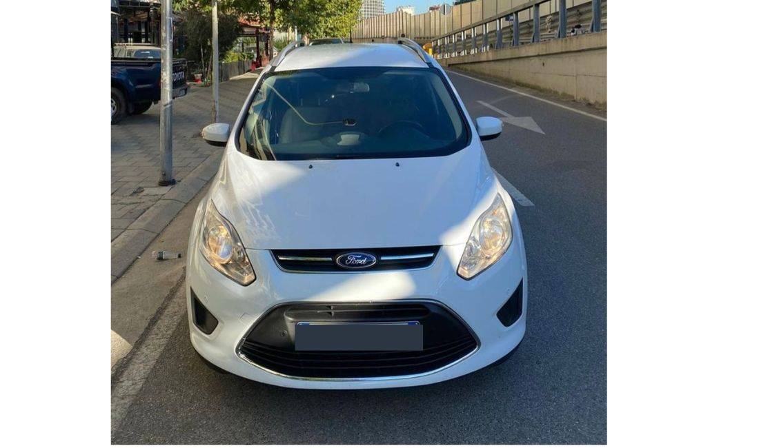 Jepet me qera makina Ford C Maxs per 35 euro dita