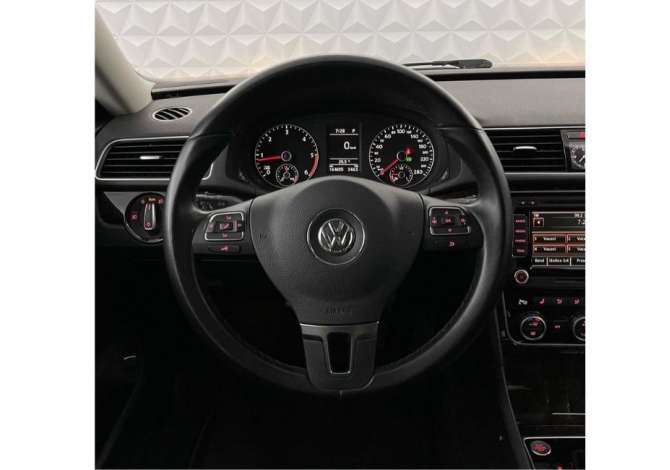 Jepet me qera makina Volkswagen Passat per 35 euro dita.