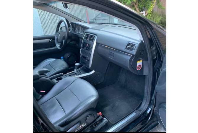 Jepet me qera makina Mercedes Benz B Class per 25 euro dita