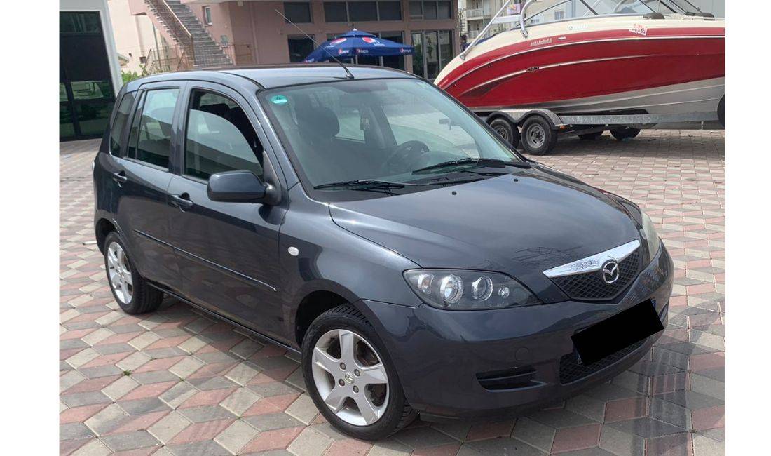 Jepet me qera makina Mazda per 30 euro dita