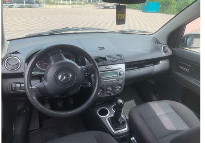 Jepet me qera makina Mazda per 30 euro dita