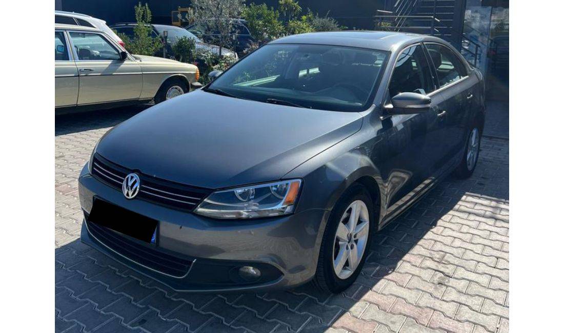 Jepet me qera makina Volkswagen Jetta per 30 euro dita