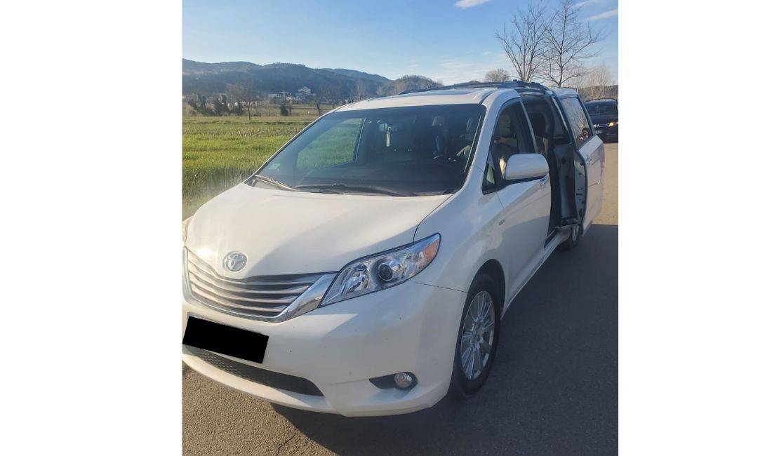 Makina me qera Toyota Sienna per 90 euro dita 