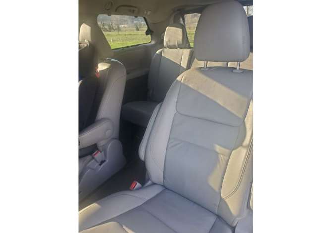 Makina me qera Toyota Sienna per 90 euro dita 