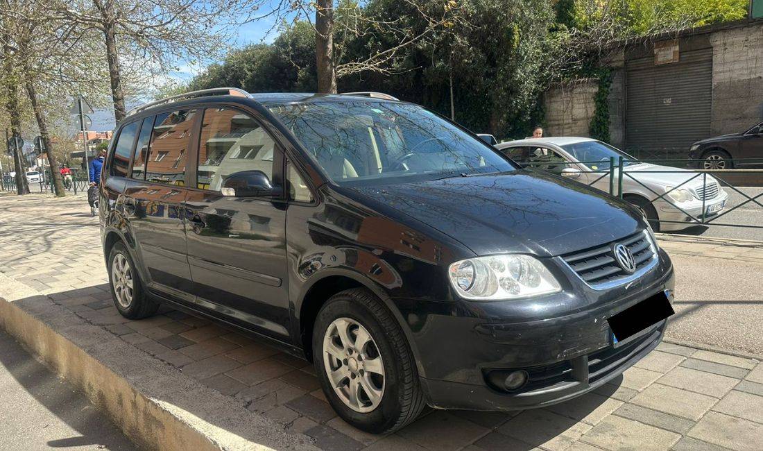 Makina me qera Volkswagen Touran per 35 euro dita