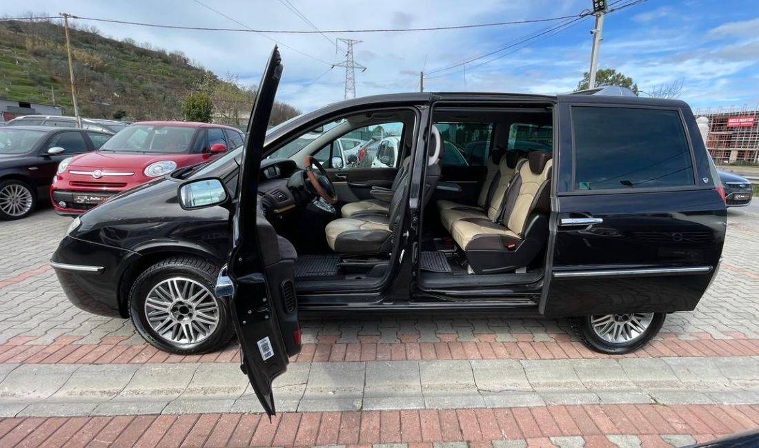 Makina me qera Lancia Phedra 6+1 vendeshe per 40 euro dita