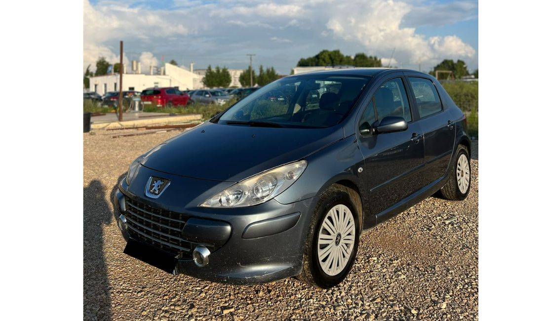 Makina me qera Pezho  per 30 euro dita