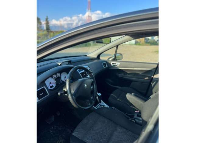 Makina me qera Pezho  per 30 euro dita