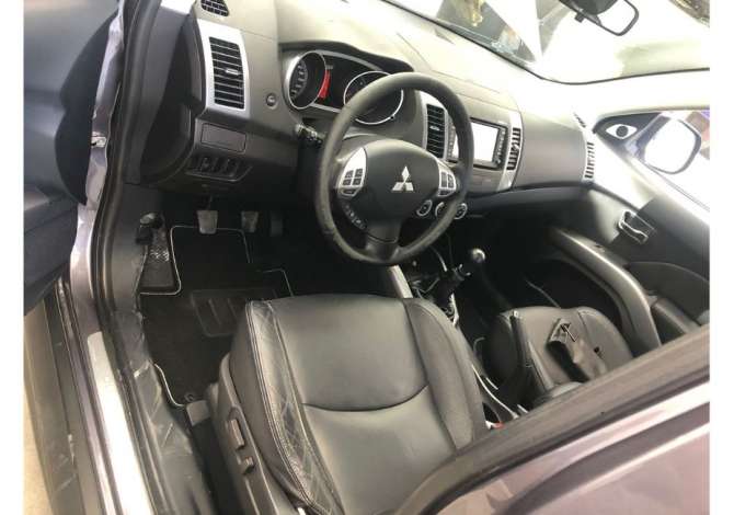 Makina me qera Mirsubish Outlander 7 vendeshe duke filluar nga 30 euro dita