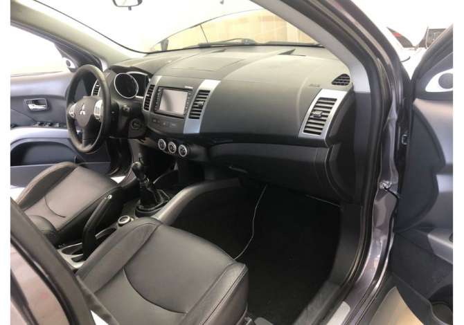 Makina me qera Mirsubish Outlander 7 vendeshe duke filluar nga 30 euro dita