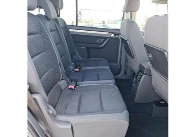 Makina me qera 7 vendeshe Touran per 30 euro dita