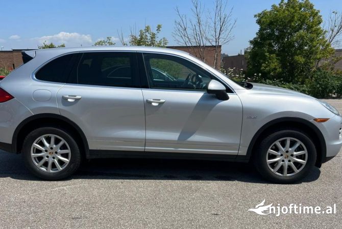 Makina me qera Porsche Cayenne per 85 euro dita 