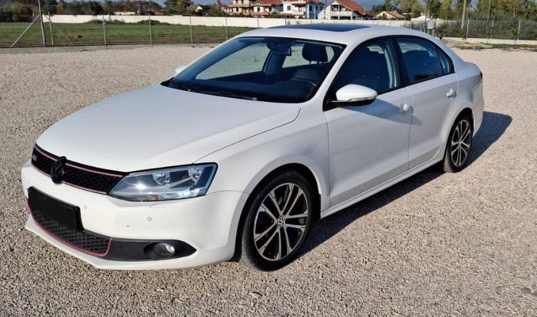 Makina me qera ekonomike Volkswagen Jetta duke filluar nga 30 euro dita 