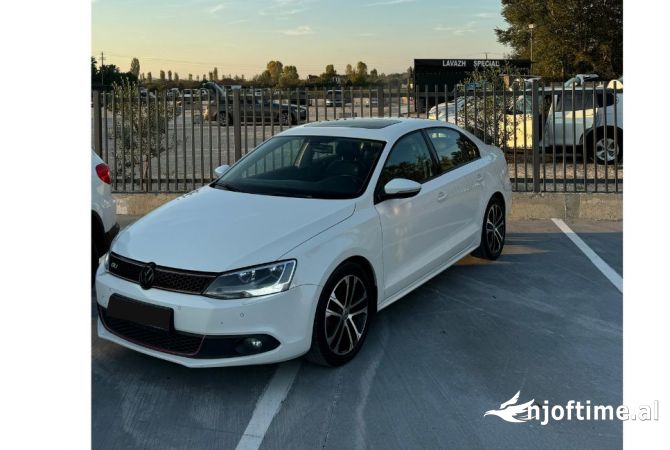 Makina me qera ekonomike Volkswagen Jetta duke filluar nga 30 euro dita 
