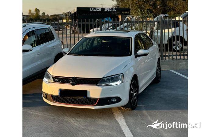 Makina me qera ekonomike Volkswagen Jetta duke filluar nga 30 euro dita 