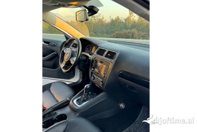 Makina me qera ekonomike Volkswagen Jetta duke filluar nga 30 euro dita 