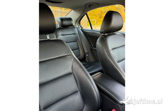 Makina me qera ekonomike Volkswagen Jetta duke filluar nga 30 euro dita 