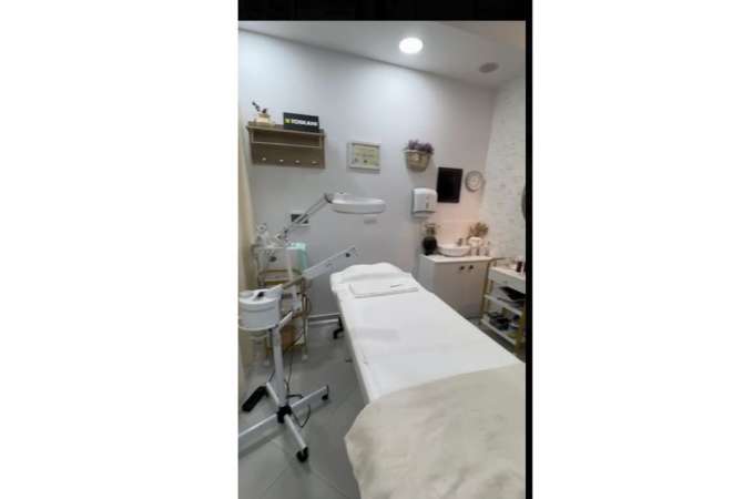 Ambiente Commerciale in Affitto 3+1 a Tirana - 7,000 Euro