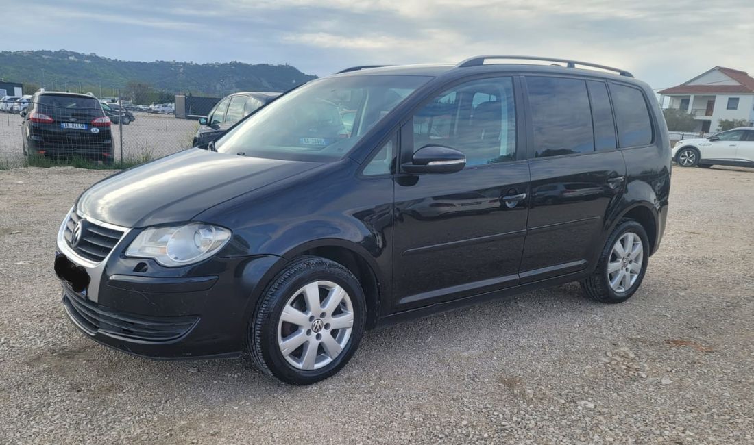 Makina me qera Touran 7 vendesh per vetem 40 euro