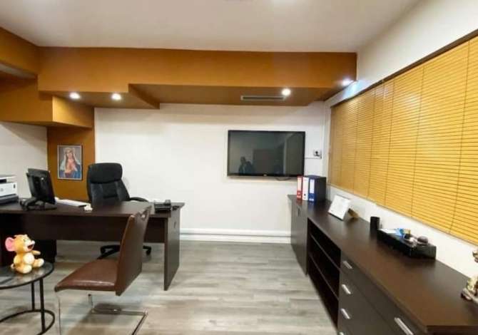 Ambjente per Zyra me qira/shitje prane Sheshit Willson