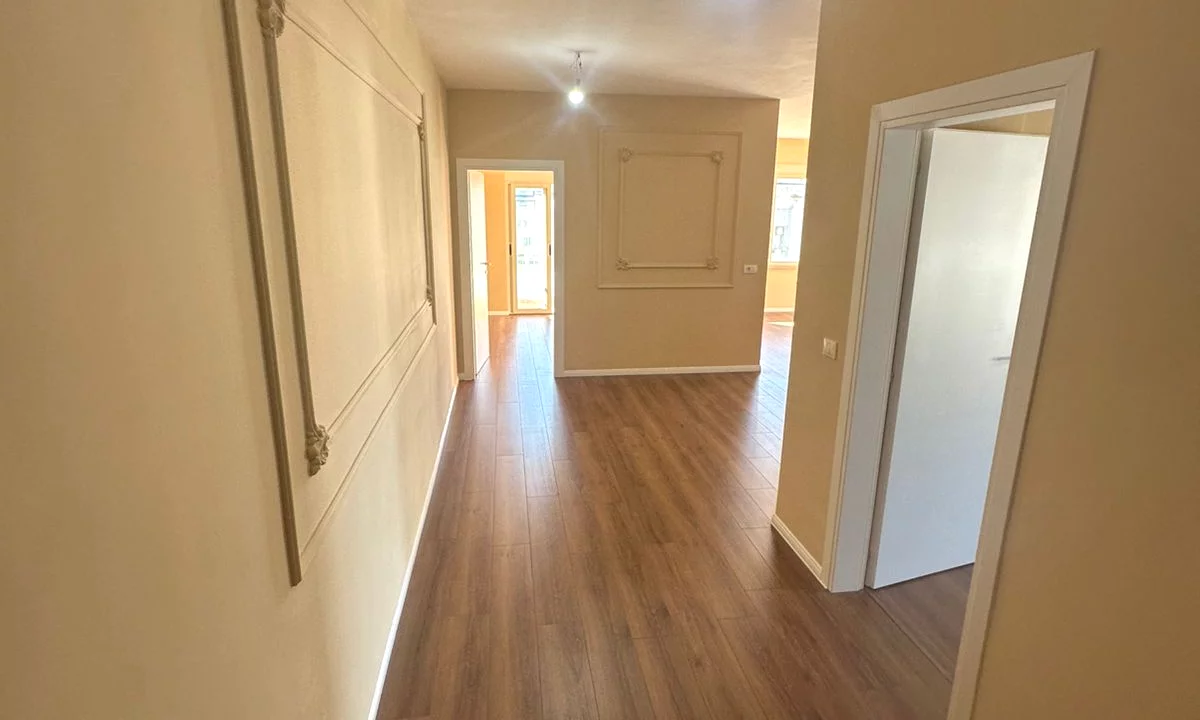 Shtepi ne shitje Apartament ne Durres, 2+1, Mobilimi Bosh, pa mobiluar, Pagesa 155,000  Euro.