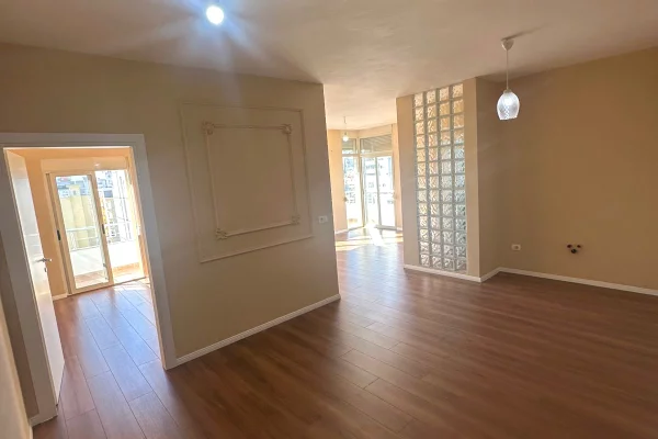 Shtepi ne shitje Apartament ne Durres, 2+1, Mobilimi Bosh, pa mobiluar, Pagesa 155,000  Euro.