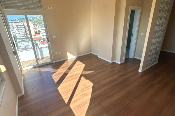 Shtepi ne shitje Apartament ne Durres, 2+1, Mobilimi Bosh, pa mobiluar, Pagesa 155,000  Euro.