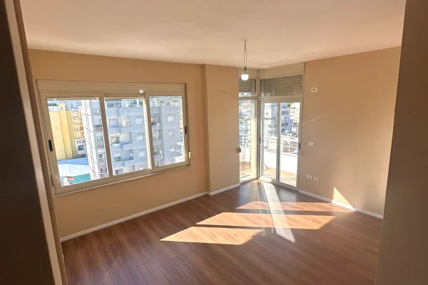 Shtepi ne shitje Apartament ne Durres, 2+1, Mobilimi Bosh, pa mobiluar, Pagesa 155,000  Euro.